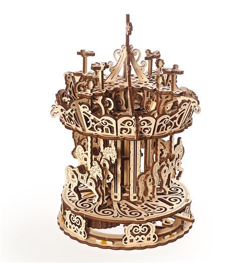 Puzzle 3D Ugears Carrousel présenté comme maquette mécanique en trois dimensions