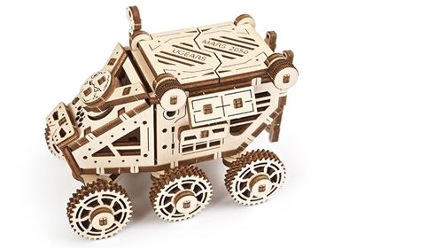 Puzzle 3D Ugears Mars Buggy en bois, présenté comme maquette mécanique