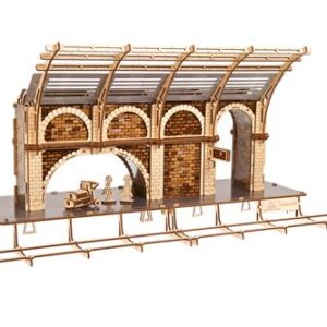 Puzzle 3D UGEARS Quai 9 ¾ en bois présenté comme une maquette à construire