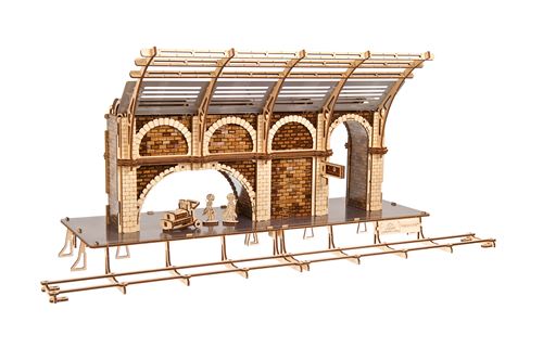 Puzzle 3D UGEARS Quai 9 ¾ en bois présenté comme une maquette à construire